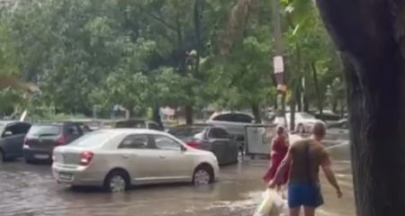 У Дніпрі через рясний дощ стався потоп в одному з мікрорайонів (ВІДЕО)
