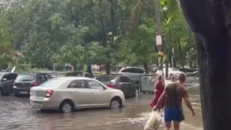 У Дніпрі через рясний дощ стався потоп в одному з мікрорайонів (ВІДЕО)