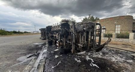 На Днепропетровщине фура после столкновения с легковушкой перевернулась и загорелась