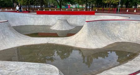 Наслідки зливи: у Дніпрі у сквері Усачова затопило скейт-парк (ФОТО)