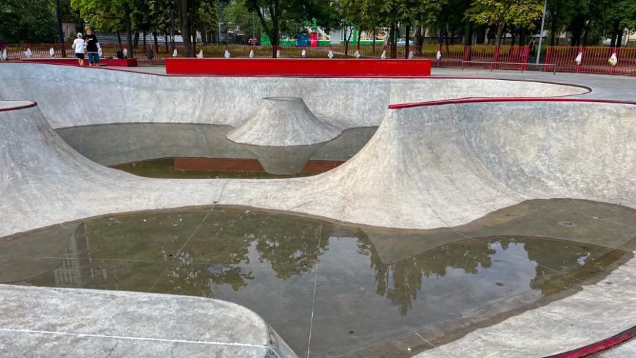 Наслідки зливи: у Дніпрі у сквері Усачова затопило скейт-парк (ФОТО)
