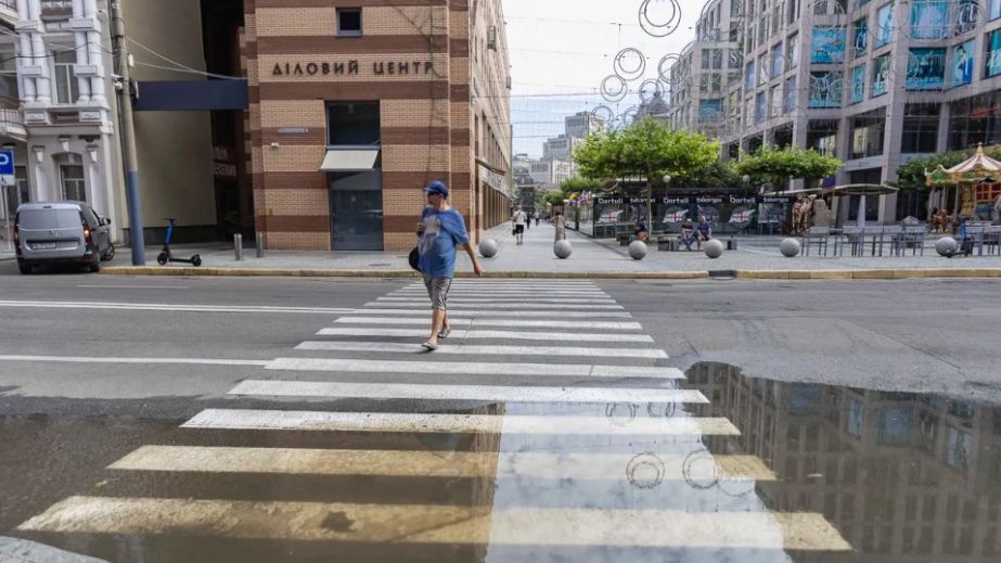 У середмісті Дніпра струменять стічні води  (ФОТО)