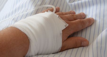 Планували здати на металобрухт: на Дніпропетровщині від вибуху снаряду травмувалося подружжя
