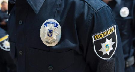 В центре Днепра правоохранители обыскивают автомобиль (ВИДЕО)
