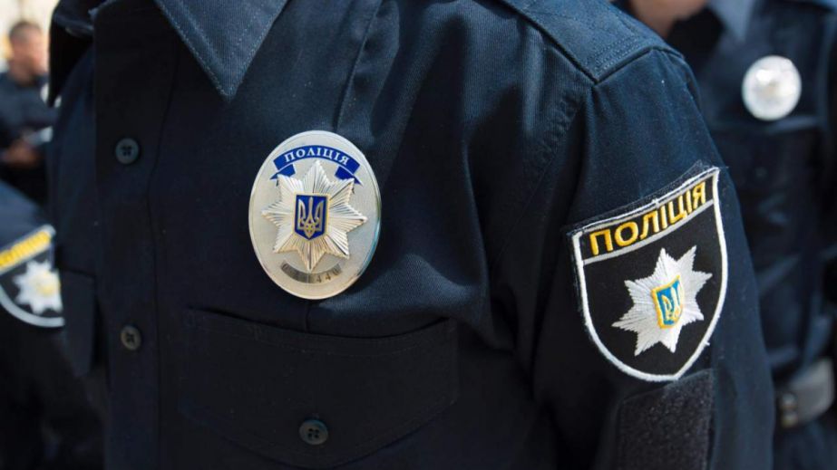 В центре Днепра правоохранители обыскивают автомобиль (ВИДЕО)