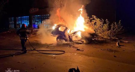 В центре Новомосковска автомобиль влетел в дерево и сгорел (ВИДЕО)