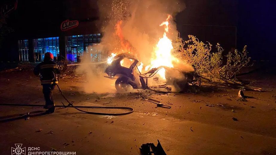 В центре Новомосковска автомобиль влетел в дерево и сгорел (ВИДЕО)