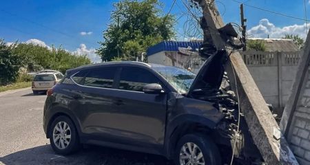 У Дніпрі після зіткнення легковик зніс електроопору і паркан