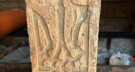 На Дніпропетровщині знайшли 100-річну цеглину з українським тризубом