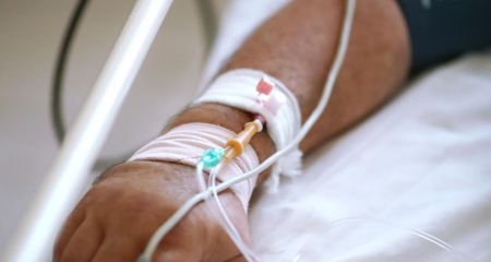 У Дніпрі рятують жителя Костянтинівки, який постраждав внаслідок російської атаки на супермаркет