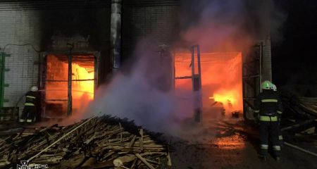Постраждало обладнання і сировина: у Дніпрі вночі 13 травня горіло підприємство