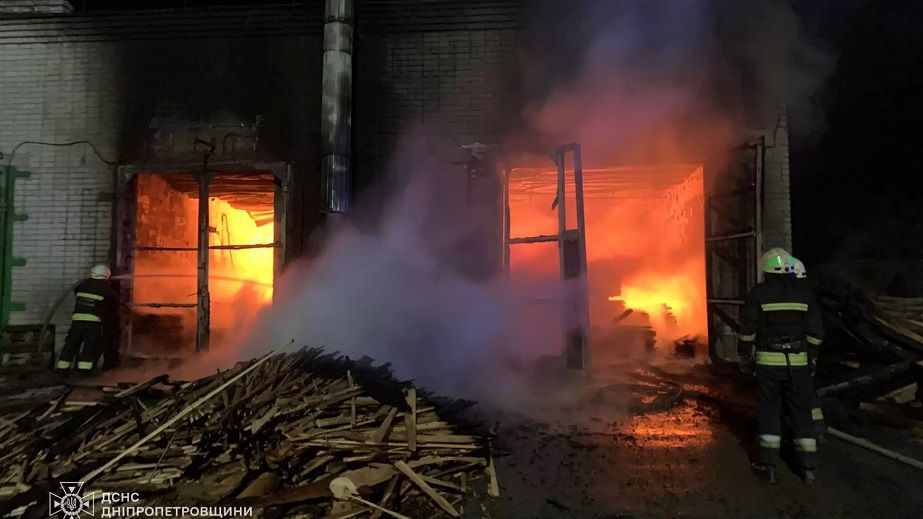 Постраждало обладнання і сировина: у Дніпрі вночі 13 травня горіло підприємство