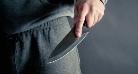 У Кривому Розі чоловік кілька разів вдарив ножем у живіт свого знайомого