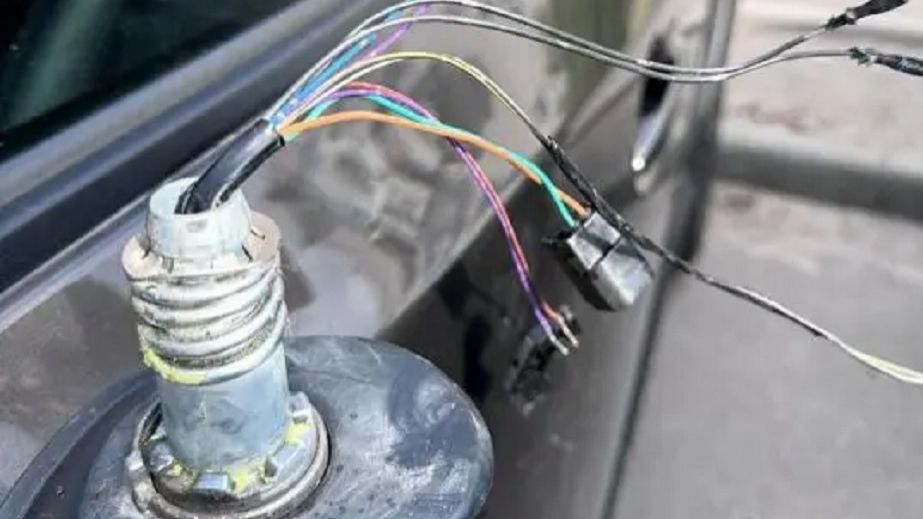 Срывают фонари и обливают кислотой: в Днепре орудуют автомобильные вандалы