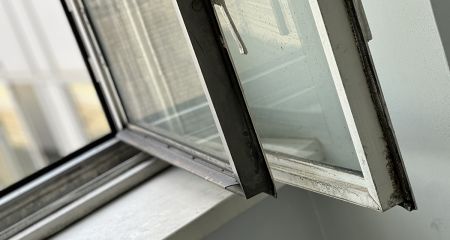 В Днепре мужчина выпал из окна 3-го этажа и погиб