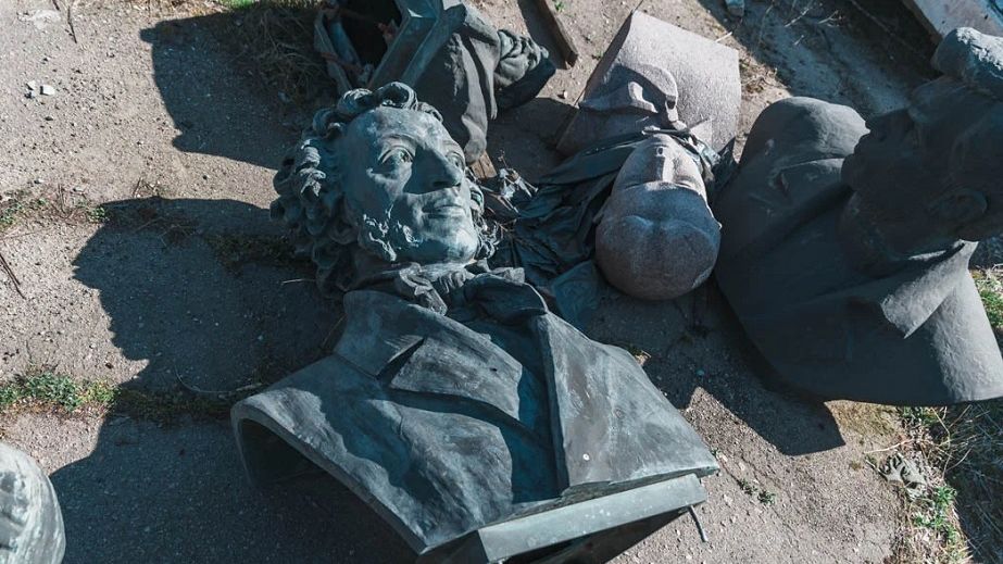 От Пушкина до танка: где и как хранятся демонтированные памятники в Днепре