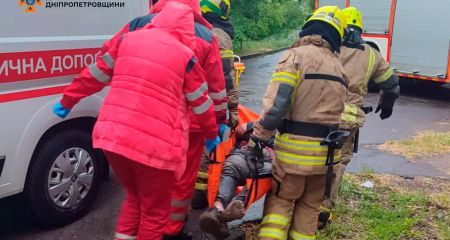 На Днепропетровщине чрезвычайники спасли упавшего с крутого склона мужчину