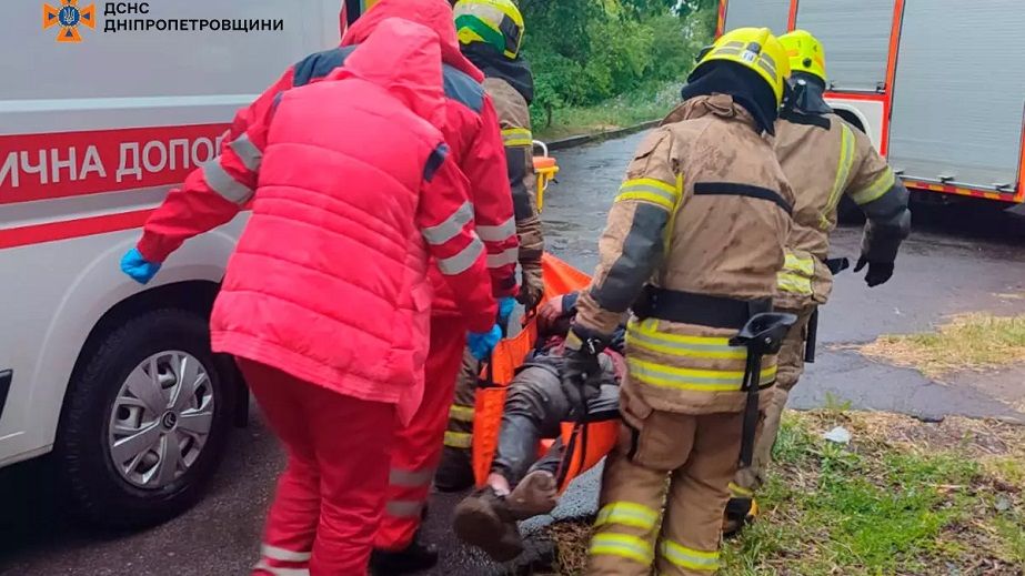 На Дніпропетровщині надзвичайники врятували чоловіка, який впав з крутого схилу