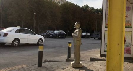 В Днепре заметили Ленина, который "ожидал" маршрутку на остановке