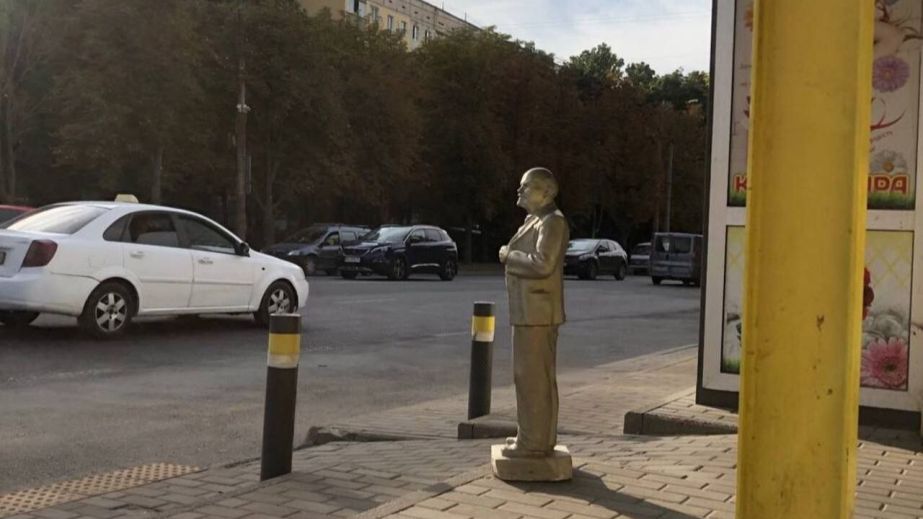 В Днепре заметили Ленина, который "ожидал" маршрутку на остановке