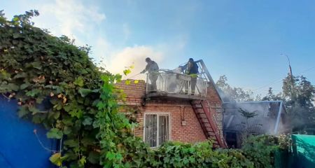 У Нікополі внаслідок обстрілу загорівся будинок