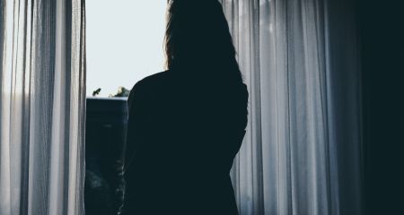 У Павлограді дівчинка випала з вікна третього поверху, спускаючись по шторах