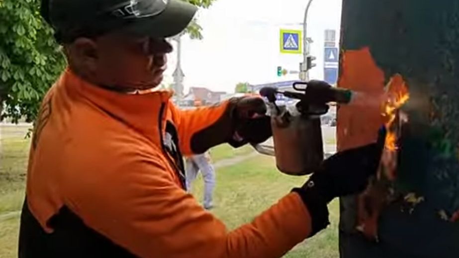 У Павлограді популярну зупинку біля автовокзалу з гнилою підлогою чистять вогнем і шліфують (ВІДЕО)