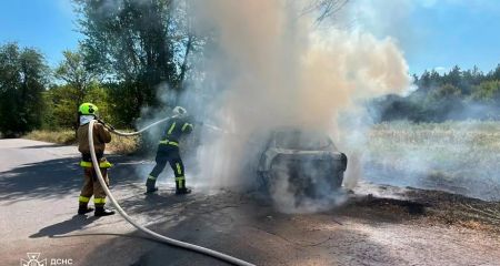 На Днепропетровщине посреди трассы загорелся автомобиль