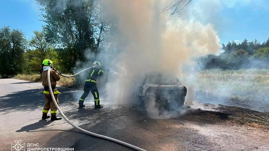 На Дніпропетровщині посеред траси загорівся автомобіль
