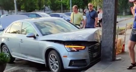 Заїхав за покупками: на проспекті Калнишевського у Дніпрі автомобіль ледь не влетів у супермаркет (ВІДЕО)