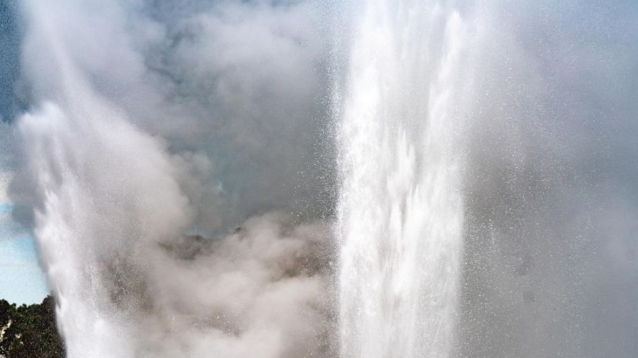 В Днепре посреди проспекта Науки из дороги бьет "фонтан" (ВИДЕО)