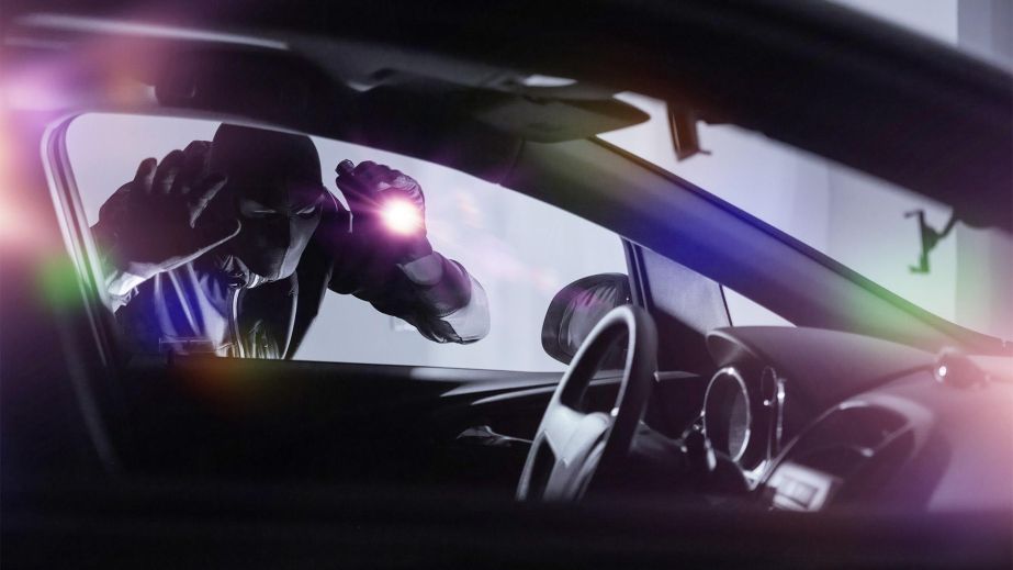 В Кривом Роге мужчина с помощью скрепки угнал чужой автомобиль и поехал на нем на работу