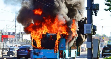 В Приднепровске на ходу загорелся автобус (ВИДЕО)