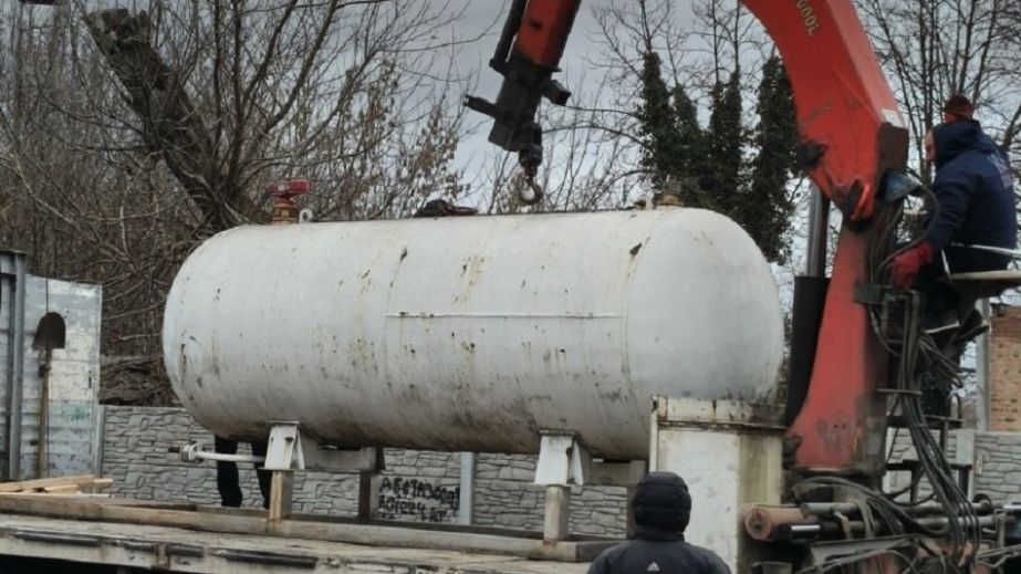 Торговал сомнительным бензином без документов: в Павлограде разоблачили владельца нелегальной АЗС (ФОТО)