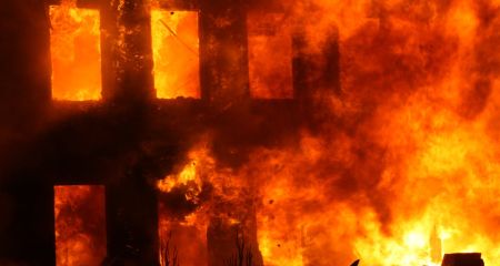 В Межевской общине в результате вражеской атаки пылает многоэтажка (ФОТО, ВИДЕО)
