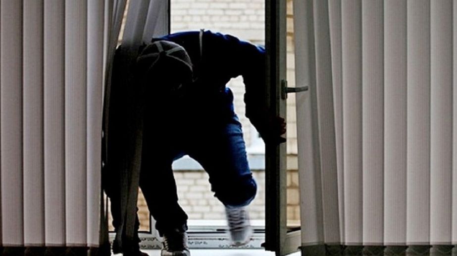 В Днепре мужчина залез в квартиру через окно и вынес оттуда более 25 тысяч гривен (ФОТО)