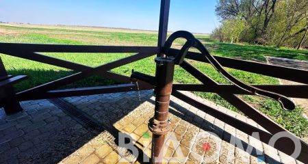 У Павлограді легковик влетів у водозабірну колонку (ВІДЕО)