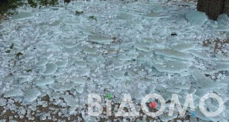Не простояла і року: у Кривому Розі вандали розтрощили скляну зупинку (ФОТО)