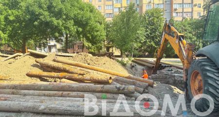 Как в Кривом Роге, работники "Теплоцентрали" уничтожают деревья для прокладки труб (ФОТО, ВИДЕО)