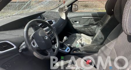 В Каменском вандалы разбили окно дорогостоящего автомобиля (ФОТО)