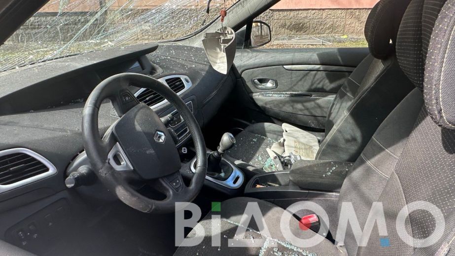 У Камʼянському вандали розтрощили вікно коштовної автівки (ФОТО)