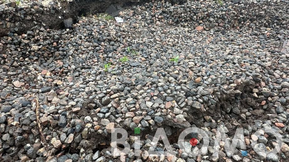 В Кривом Роге коммунальщики ремонтировали ямы на дороге и создали пропасть (ФОТО)