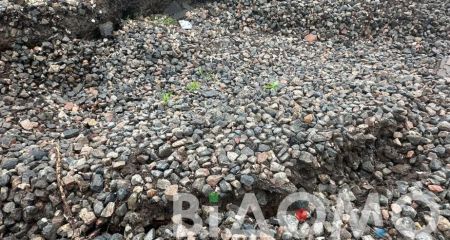 На левом берегу Днепра возле магазинов появилась дыра в асфальте (ВИДЕО)