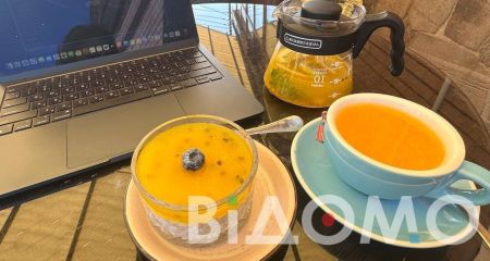 В Каменском водитель влетел в кафе и сбил женщину за столиком