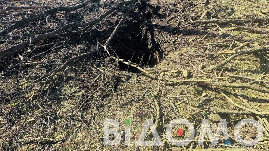 Громадная воронка и груда обломков остались после удара УАБами по Синельниковщине (ФОТО)