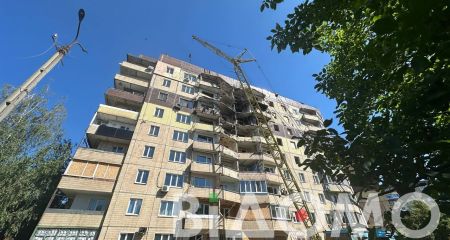 В спальном районе Кривого Рога начали ремонт многоэтажки после попадания ракеты (ФОТО, ВИДЕО)