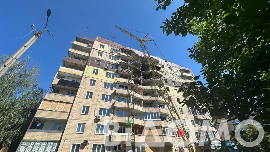У спальному районі Кривого Рогу почали ремонт багатоповерхівки після влучання ракети (ФОТО, ВІДЕО)