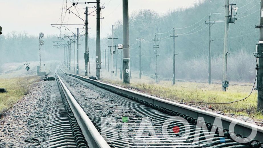 На железной дороге на Днепропетровщине убило током подростка