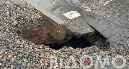 В Кривом Роге посреди дороги образовалась огромная пропасть (ФОТО)