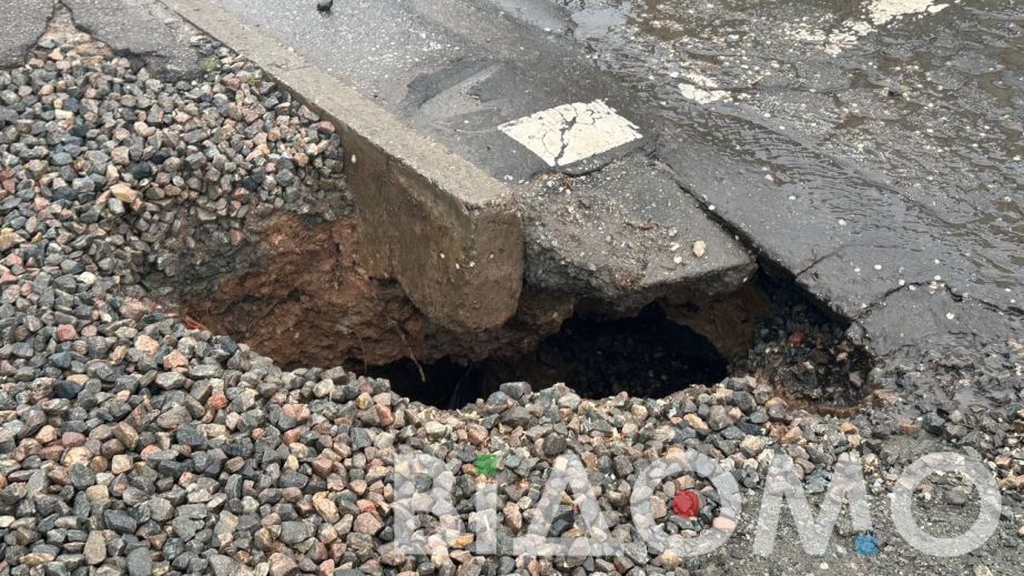 В Кривом Роге посреди дороги образовалась огромная пропасть (ФОТО)
